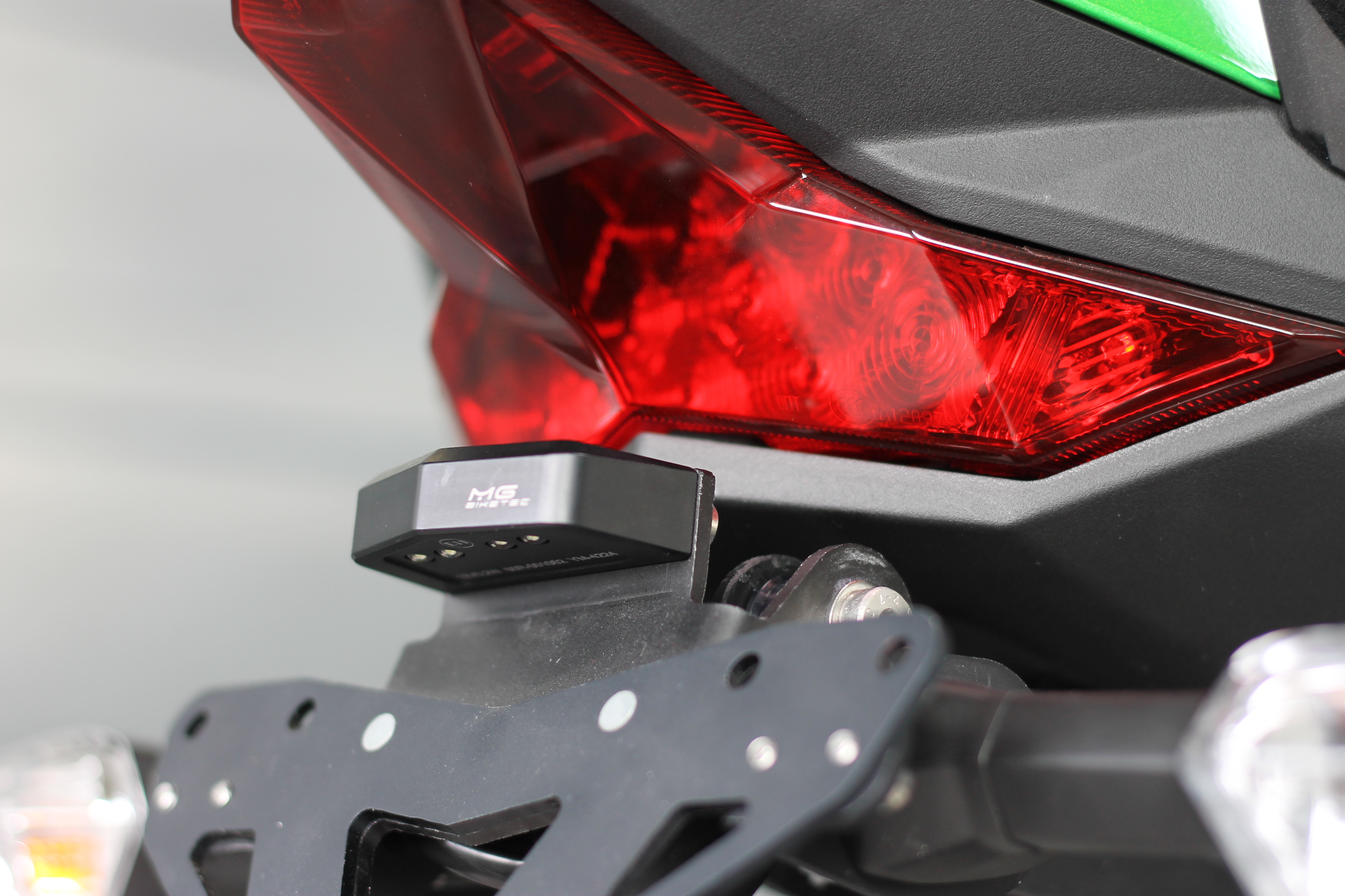 Otwoo Z400 Motorrad Kennzeichenhalter Halterung mit LED-Blinker Zubehör für  Kawasaki Z 400 2019-2023